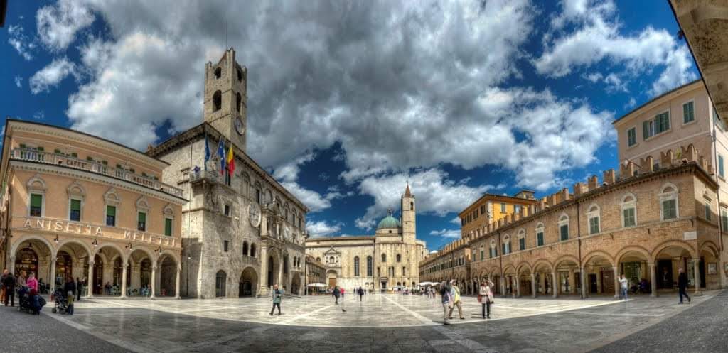 Der historische Platz in Ascoli Piceno, umgeben von alten Gebäuden