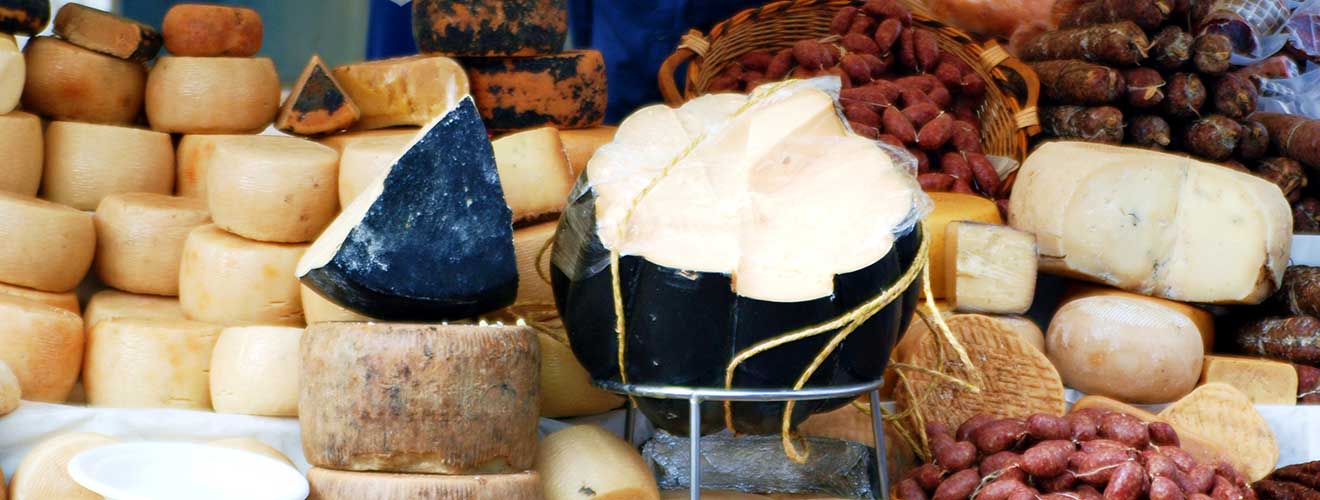 Formaggi e salumi locali su un banco del mercato