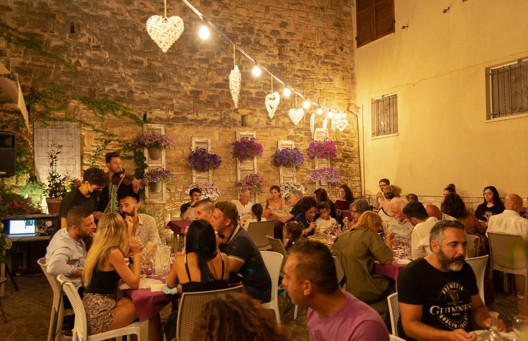 Una piacevole serata a tavola su una terrazza italiana