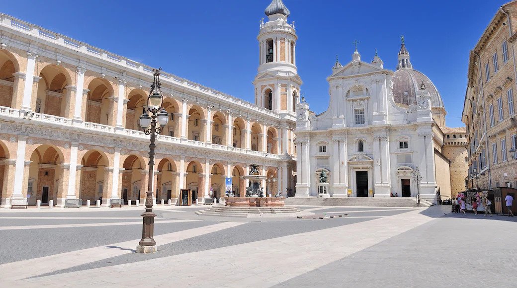 Die Basilika und der Platz von Loreto unter blauem Himmel